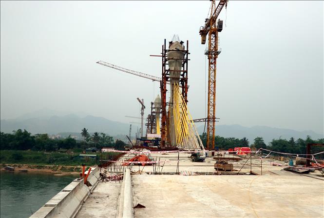 Trong ảnh: Cầu Tình Húc sau khi hợp long. Ảnh Quang Đán - TTXVN
