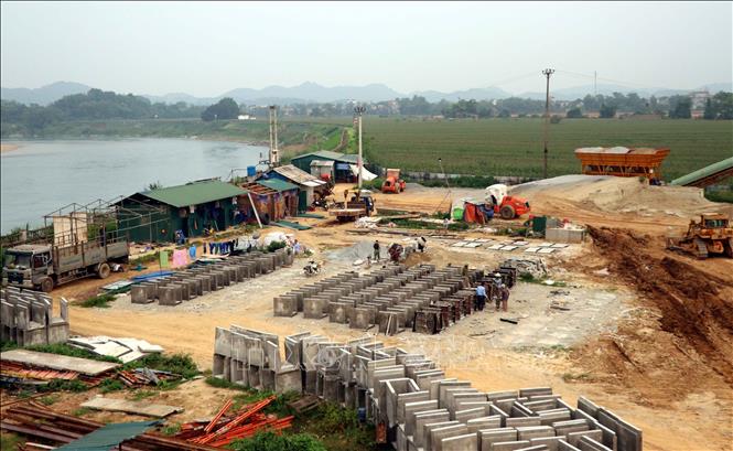 Trong ảnh: Thi công cống thoát nước phục vụ dự án. Ảnh Quang Đán - TTXVN