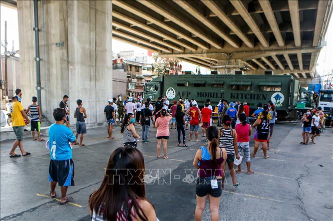 Trong ảnh: Người dân xếp hàng chờ nhận thực phẩm miễn phí tại Quezon, Philippines, ngày 20/4/2020, trong bối cảnh dịch COVID-19 lan rộng. Ảnh: THX/ TTXVN