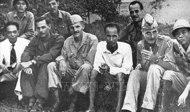 Trong ảnh: Chủ tịch Hồ Chí Minh (giữa) và Đại tướng Võ Nguyên Giáp (ngoài cùng bên trái) với các nhân viên của Cơ quan Tình báo chiến lược Mỹ (OSS) - tiền thân của Cục Tình báo Trung ương Mỹ (CIA) lập kế hoạch phối hợp hành động chống Nhật tại Việt Bắc, năm 1945. Ảnh: Tư liệu/TTXVN phát