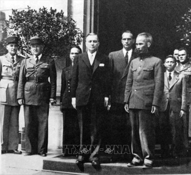 Chuyến thăm Pháp theo lời mời của Chính phủ Pháp kéo dài hơn 4 tháng (31/5 – 20/10/1946) của Chủ tịch Hồ Chí Minh với tư cách là nguyên thủ quốc gia của nước Việt Nam Dân chủ cộng hòa, giữa lúc đất nước đang đứng trước bao thử thách hiểm nguy là một trong những hoạt động đối ngoại quan trọng nhất của Chính phủ Việt Nam trong những năm 1945 - 1946 để cứu vãn nền hòa bình trong khi thực dân Pháp đang quyết tâm xâm lược Việt Nam một lần nữa. Trong ảnh: Thủ tướng Pháp Georges Bidault đón Chủ tịch Hồ Chí Minh, tại Dinh Thủ tướng, ngày 2/7/1946. Ảnh: Tư liệu/TTXVN phát