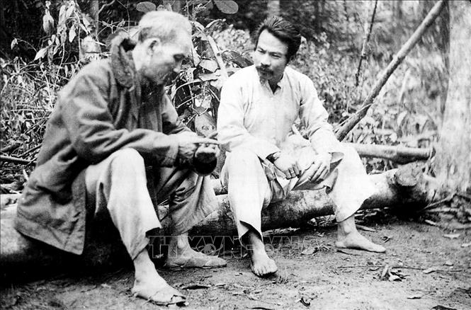 Trong ảnh: Chủ tịch Hồ Chí Minh nói chuyện với Hoàng thân Lào Souphanouvong tại Việt Bắc, năm 1951. Ảnh: Tư liệu/TTXVN phát