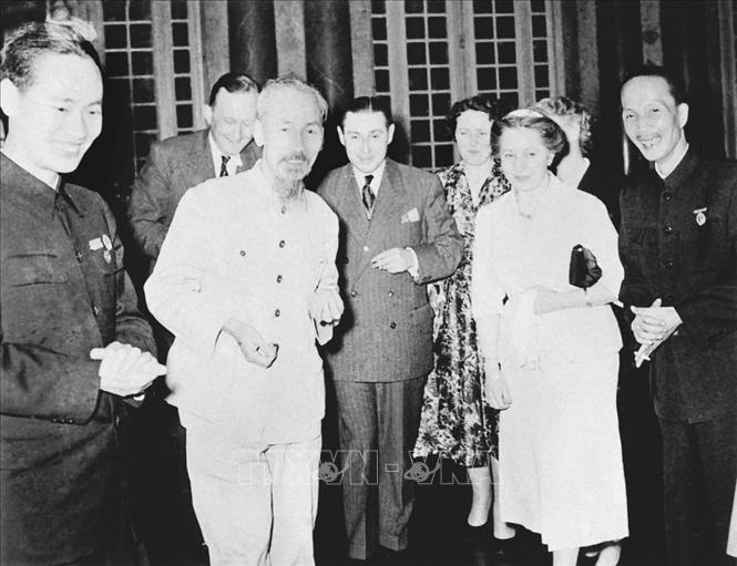 Trong ảnh: Chủ tịch Hồ Chí Minh tiếp Đoàn đại biểu phong trào Hòa bình Pháp thăm Việt Nam (15/3/1955). Ảnh: Tư liệu/TTXVN