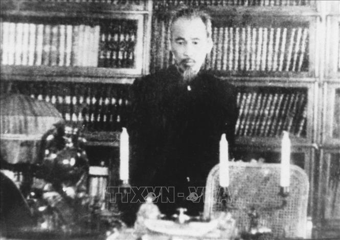 Trong ảnh: Chủ tịch Hồ Chí Minh thăm phòng làm việc của V.I. Lenin ở Điện Kremli, trong chuyến thăm nghị chính thức Liên Xô (13/7/1955). Ảnh: Tư liệu/TTXVN phát