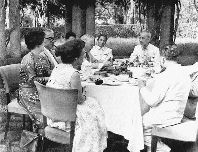 Trong ảnh: Chủ tịch Hồ Chí Minh tiếp Đoàn Nghị sĩ Quốc hội Anh sang thăm Việt Nam (4/5/1957). Ảnh: Tư liệu/TTXVN phát