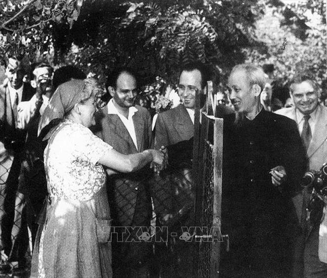 Trong ảnh: Chủ tịch Hồ Chí Minh đến thăm một gia đình công nhân Hungary ở Thủ đô Budapest, tháng 8/1957. Ảnh: Tư liệu/TTXVN phát