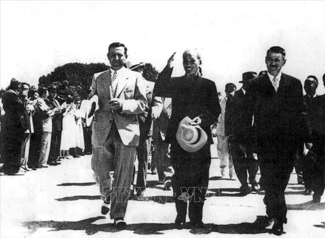 Trong ảnh: Chủ tịch Hồ Chí Minh thăm Anbani, các đồng chí lãnh đạo Đảng và Nhà nước Albania đón người tại sân bay Tirana, tháng 8/1957. Ảnh: Tư liệu/TTXVN phát