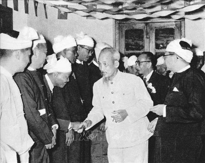 Trong ảnh: Nhân dân thủ đô Yangun chào mừng Chủ tịch Hồ Chí Minh sang thăm hữu nghị nước Cộng hòa liên bang Myanmar (14/2/1958). Ảnh: Tư liệu/TTXVN phát