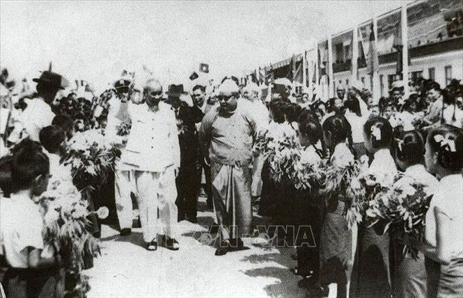 Trong ảnh: Chủ tịch Hồ Chí Minh và Tổng thống Myanmar vẫy chào các cháu thiếu nhi và nhân dân Myanmar đón Người tại sân bay ở thủ đô Yangun, tháng 2/1958. Ảnh: Tư liệu/TTXVN phát