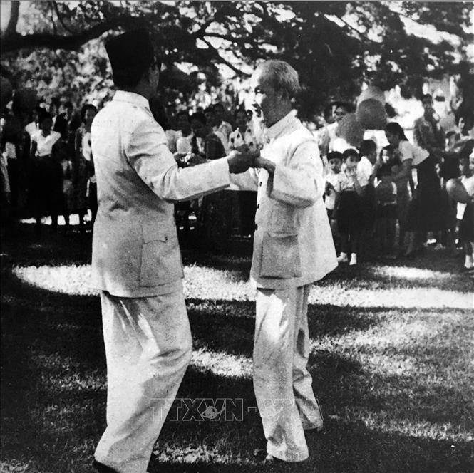 Trong ảnh: Chủ tịch Hồ Chí Minh khiêu vũ cùng Tổng thống Sukarno trong chuyến thăm Indonesia (2/1959). Ảnh: Tư liệu/TTXVN phát