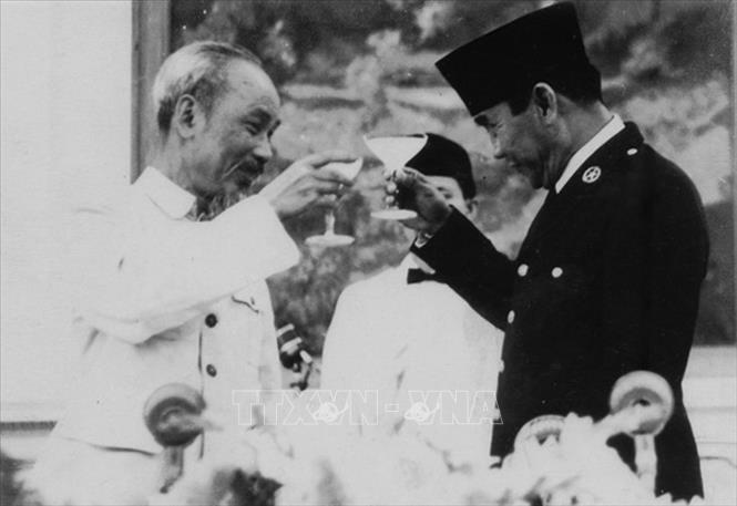 Trong ảnh: Chủ tịch Hồ Chí Minh và Tổng thống Sukarno nâng ly chúc mừng tình hữu nghị tốt đẹp giữa hai nước, trong chuyến thăm Indonesia (2/1959). Ảnh: Tư liệu/TTXVN phát