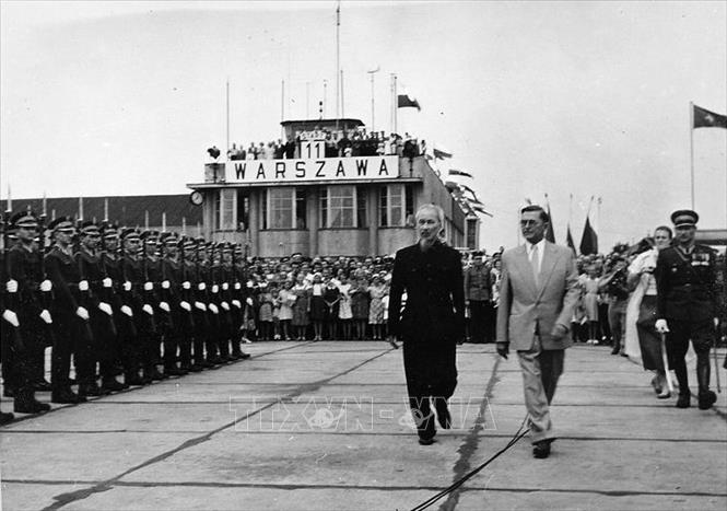 Trong ảnh: Lễ đón Chủ tịch Hồ Chí Minh thăm Ba Lan, tại sân bay Varsava (21/7/1957). Ảnh: Tư liệu/TTXVN phát