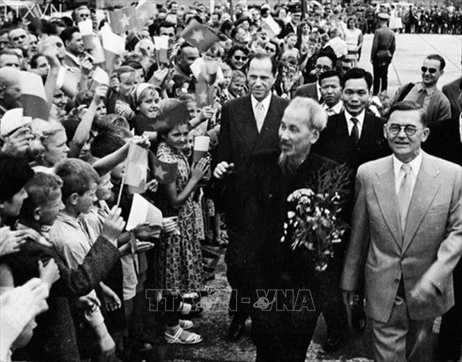 Trong ảnh: Lãnh đạo Đảng, Nhà nước Ba Lan cùng đông đảo người dân thủ đô Varsava nồng nhiệt chào đón Chủ tịch Hồ Chí Minh thăm chính thức Ba Lan, ngày 21/7/1957. Ảnh: TTXVN