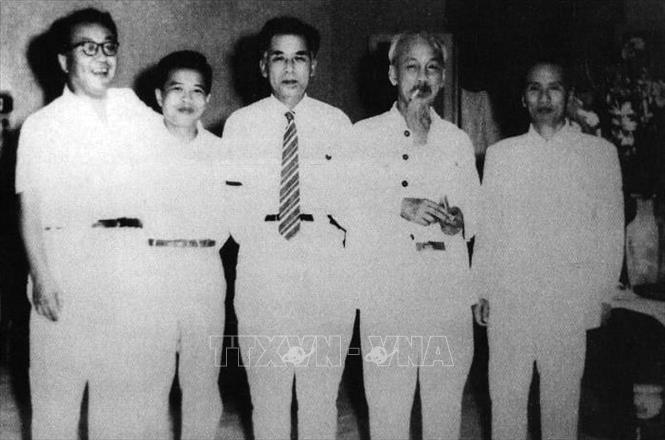 Trong ảnh: Chủ tịch Hồ Chí Minh, đồng chí Phạm Hùng (thứ 2 từ trái sang), đồng chí Nguyễn Lương Bằng (ngoài cùng bên phải) với các đồng chí trong Đoàn đại biểu Đảng Cộng sản Nhật Bản dự Đại hội đại biểu toàn quốc lần thứ III của Đảng Lao động Việt Nam, tháng 9/1960. Ảnh: Tư liệu/TTXVN phát