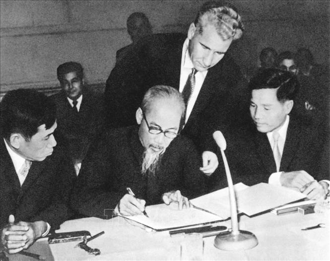 Trong ảnh: Chủ tịch Hồ Chí Minh ký tuyên bố chung tại Hội nghị 81 Đảng Cộng sản và Công nhân quốc tế họp ở Moskva (11/1960). Ảnh: Tư liệu/TTXVN phát