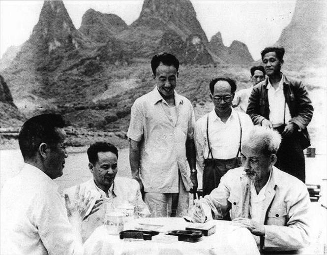 Trong ảnh: Chủ tịch Hồ Chí Minh làm thơ chữ Hán trên thuyền đi thăm sông Ly Giang, tỉnh Quảng Tây (Trung Quốc), tháng 5/1961. Ảnh: Tư liệu/TTXVN phát