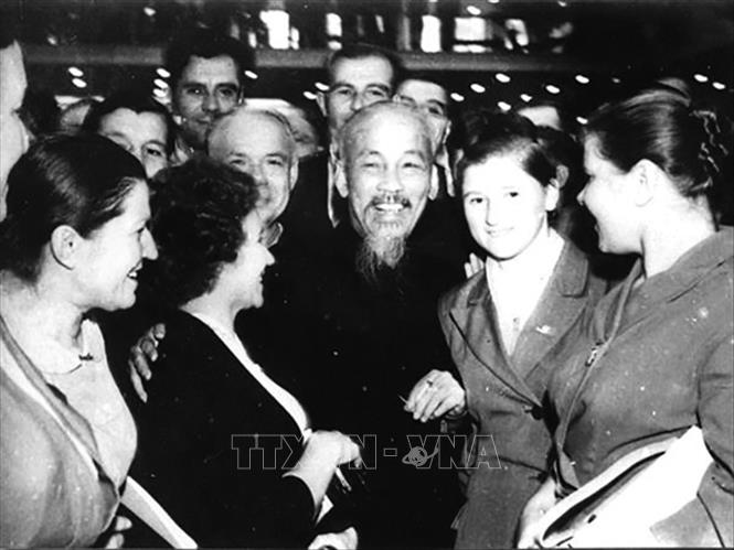 Trong ảnh: Chủ tịch Hồ Chí Minh với đại biểu Liên Xô và quốc tế tham dự Đại hội lần thứ 22 Đảng Cộng sản Liên Xô, diễn ra tại Moskva, tháng 10/1961. Ảnh: Tư liệu TTXVN