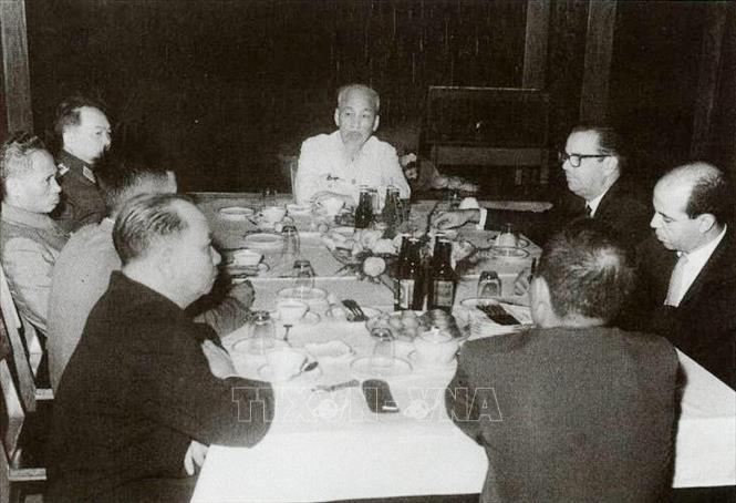 Trong ảnh: Chủ tịch Hồ Chí Minh tiếp Chủ tịch Cuba Osvaldo Dorticos tại nhà sàn trong Phủ Chủ tịch, ngày 29/10/1966. Ảnh: Tư liệu/TTXVN phát