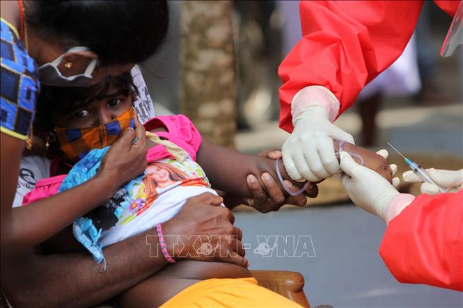Trong ảnh: Nhân viên y tế lấy mẫu máu để xét nghiệm COVID-19 tại Colombo, Sri Lanka, ngày 6/5/2020. Ảnh: THX/TTXVN