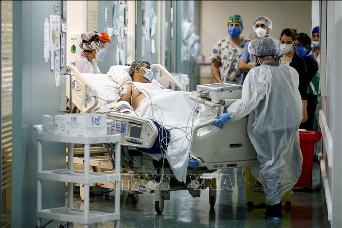 Trong ảnh: Nhân viên y tế chăm sóc bệnh nhân nhiễm COVID-19 tại Santiago, Chile, ngày 6/5/2020. Ảnh: AFP/TTXVN