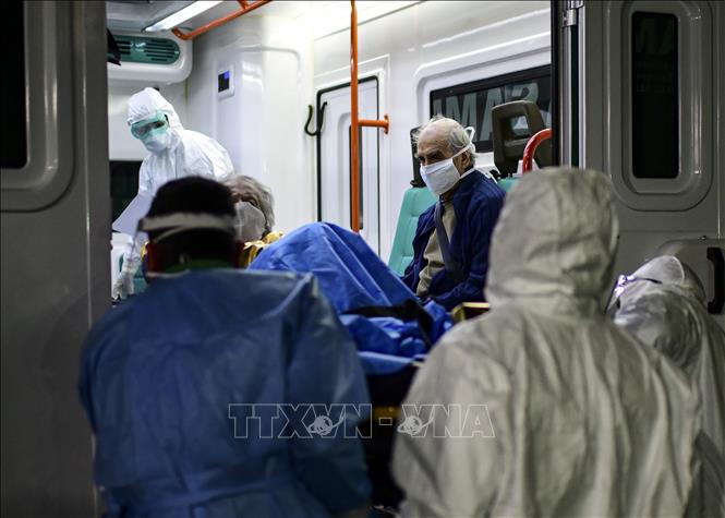 Trong ảnh: Chuyển bệnh nhân nhiễm COVID-19 tới bệnh viện ở Buenos Aires, Argentina, ngày 7/5/2020. Ảnh: AFP/TTXVN