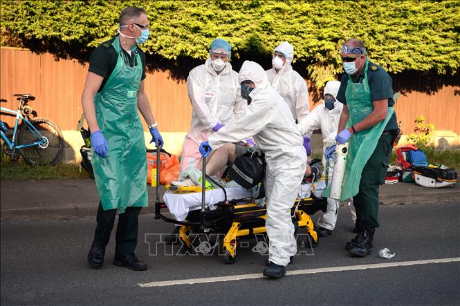 Trong ảnh: Nhân viên y tế chuyển bệnh nhân nhiễm COVID-19 tới Southampton, Anh, ngày 3/5/2020. Ảnh: AFP/TTXVN