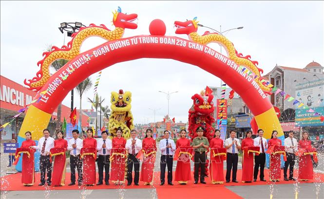Trong ảnh: Chủ tịch Ủy ban nhân dân thành phố Hải Phòng Nguyễn Văn Tùng cùng các đại biểu cắt băng thông thông xe kỹ thuật tuyến đường. Ảnh: Minh Thu- TTXVN