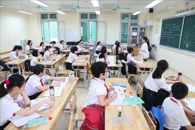 Trong ảnh: Một số học sinh trường THCS Trưng Vương vẫn thực hiện đeo khẩu trang trong lớp học dù không bắt buộc. Ảnh: Thành Đạt - TTXVN
