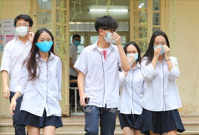 Trong ảnh: Học sinh trường THPT Việt Đức thực hiện đeo khẩu trang khi hết tiết học ra khỏi lớp. Ảnh: Thành Đạt - TTXVN