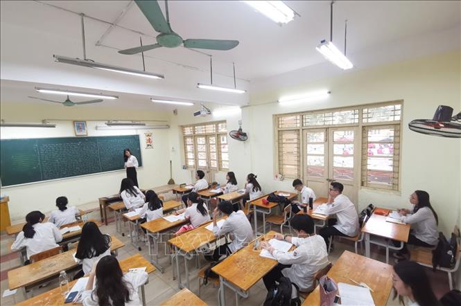 Trong ảnh: Được sử dụng điều hòa trong lớp học, không cần cần bật quạt trần tại Trường THPT Việt Đức. Ảnh: Thành Đạt - TTXVN 