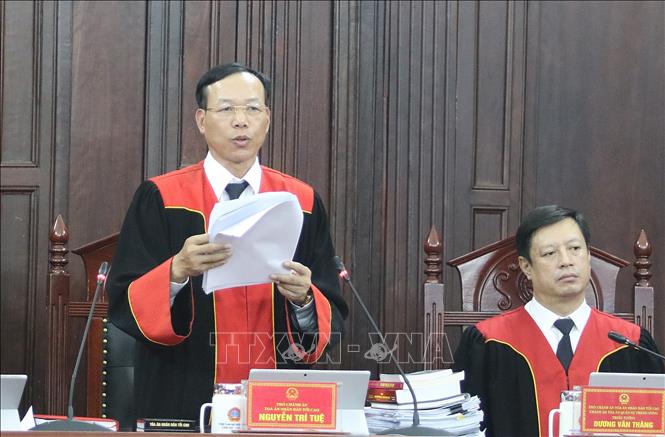 Trong ảnh: Phó Chánh án Toà án nhân dân Tối cao Nguyễn Trí Tuệ thay mặt Hội đồng Thẩm phán công bố phán quyết giám đốc thẩm về vụ án Hồ Duy Hải. Ảnh: Dương Giang - TTXVN