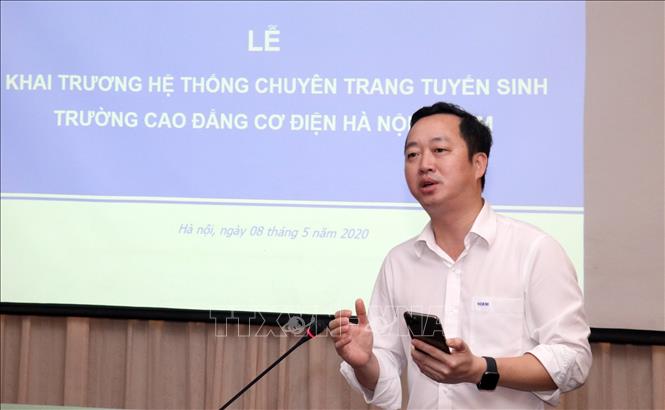 Trong ảnh: Hiệu trưởng Trường Cao đẳng Cơ điện Hà Nội Đồng Văn Ngọc giới thiệu về Hệ thống tuyển sinh điện tử “Chuyên trang tuyển sinh” tuyensinh.codienhanoi.edu.vn. Ảnh: Anh Tuấn – TTXVN