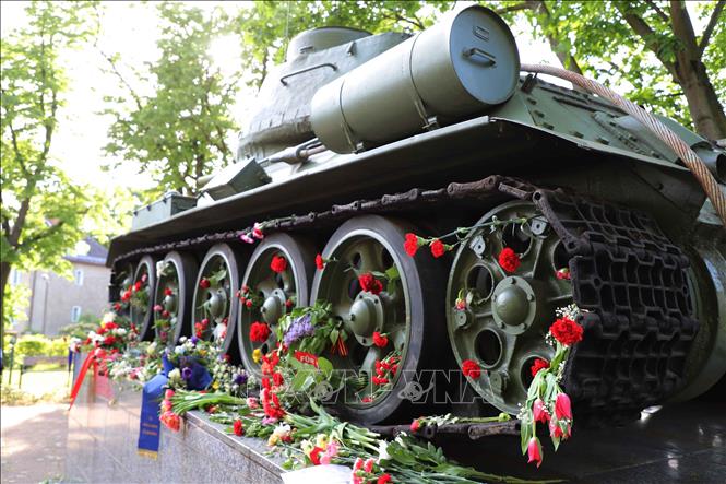 Trong ảnh: Người dân đặt hoa bên chiếc xe tăng của Hồng quân Liên Xô trong Viện bảo tàng Đức – Nga ở Berlin. Ảnh: Anh Đức – P/V TTXVN tại Đức