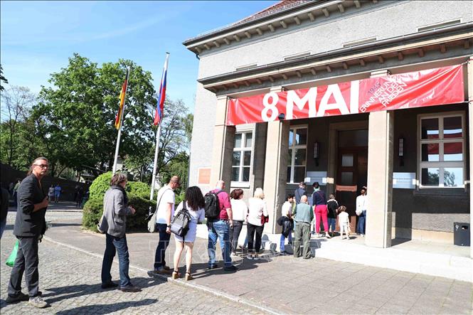 Trong ảnh: Người dân xếp hàng vào thăm Viện bảo tàng Đức – Nga ở Berlin. Ảnh: Mạnh Hùng – P/V TTXVN tại Đức