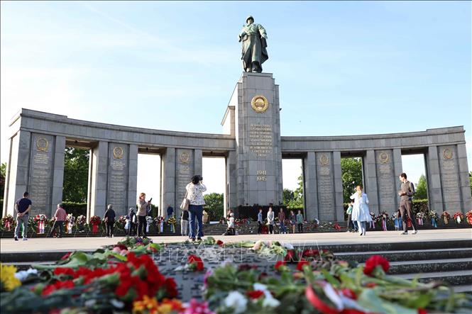 Trong ảnh: Tượng đài Chiến tranh Xô viết nằm ngay bên Cổng thành Brandenburg lịch sử ở Berlin. Ảnh: Mạnh Hùng – P/V TTXVN tại Đức