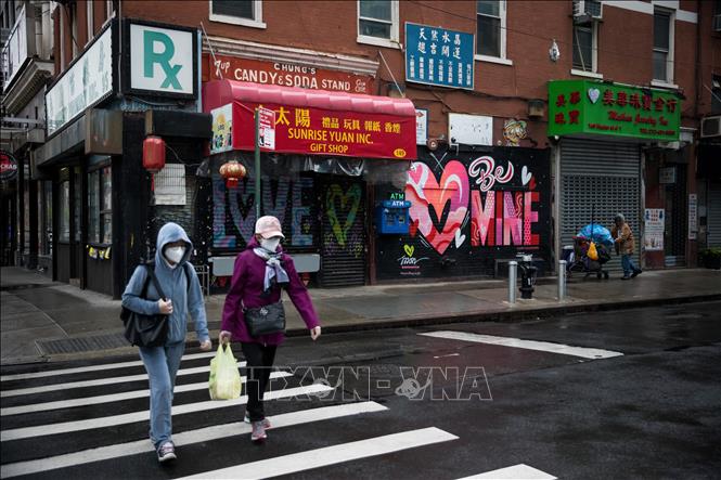 Trong ảnh: Người dân đeo khẩu trang phòng dịch COVID-19 khi đi trên đường phố New York, Mỹ ngày 8/5/2020. Ảnh: THX/TTXVN