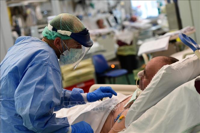 Trong ảnh: Điều trị cho bệnh nhân nhiễm COVID-19 tại bệnh viện ở Bologna, Italy ngày 15/4/2020. Ảnh: AFP/TTXVN