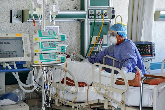Trong ảnh: Điều trị cho bệnh nhân nhiễm COVID tại bệnh viện ở Toluca, bang Mexico, Mexico ngày 9/4/2020. Ảnh: THX/TTXVN