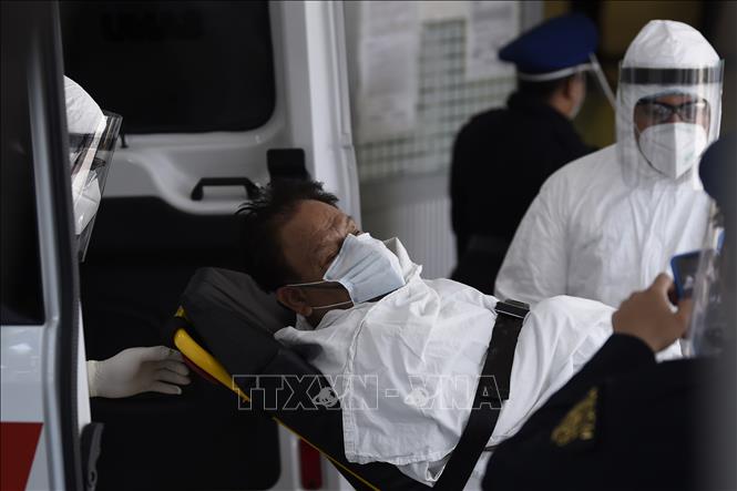 Trong ảnh: Chuyển bệnh nhân nhiễm COVID-19 tới bệnh viện Enrique Cabrera ở Mexico City, Mexico ngày 23/4/2020. Ảnh: AFP/TTXVN