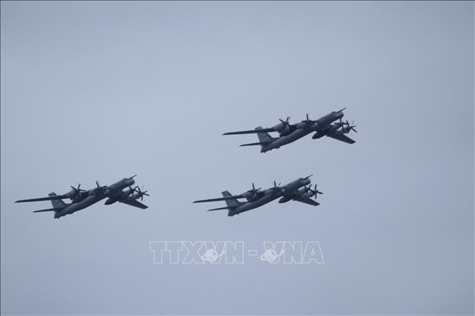 Trong ảnh: Biên đội máy bay ném bom chiến lược Tu-95MS tham gia diễu binh không quân. Ảnh: Trần Hiếu - Pv TTXVN tại LB Nga