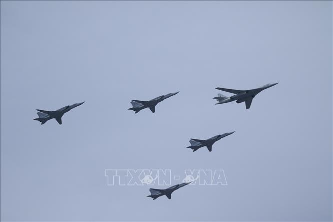 Trong ảnh: Biên đội hỗn hợp máy bay ném bom chiến lược Tu-160 và máy bay Su-24 của không quân Nga. Ảnh: Trần Hiếu - Pv TTXVN tại LB Nga