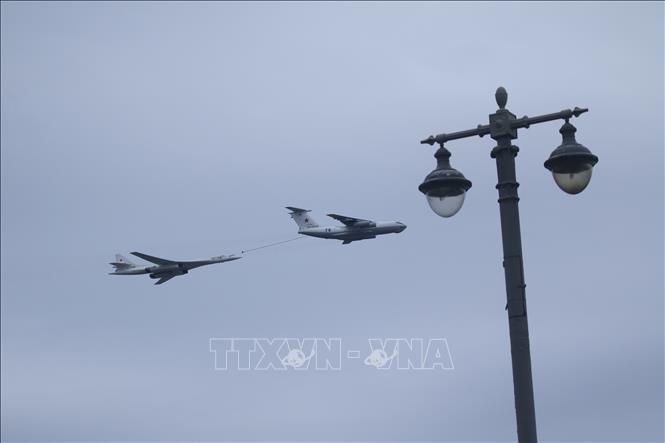 Trong ảnh: Máy bay vận tải tiếp dầu IL-76 và máy bay ném bom chiến lược Tu-160 của Không quân Nga. Ảnh: Trần Hiếu - Pv TTXVN tại LB Nga