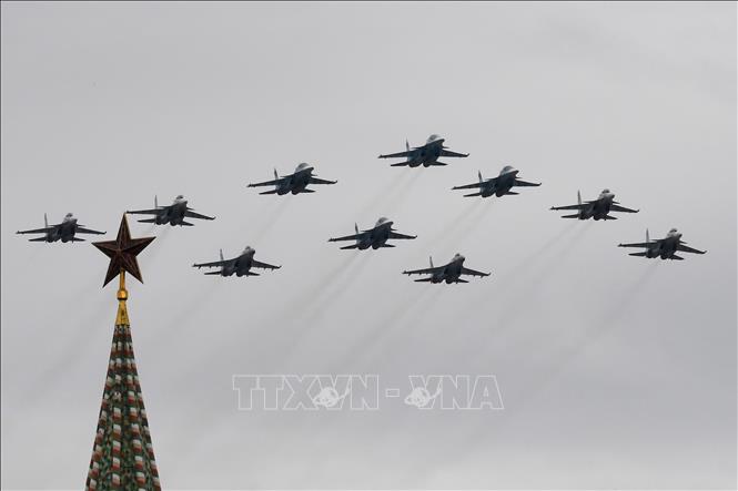 Trong ảnh: Màn trình diễn của máy bay chiến đấu Sukhoi Su-35S, Su-34 và Su-30SM của Nga nhân kỷ niệm 75 năm Ngày chiến thắng phát xít Đức tại thủ đô Moskva ngày 9/5/2020. Ảnh: AFP/TTXVN