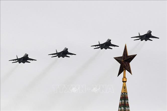 Trong ảnh: Màn trình diễn của máy bay chiến đấu Nga MiG-29 nhân kỷ niệm 75 năm Ngày chiến thắng phát xít Đức tại thủ đô Moskva ngày 9/5/2020. Ảnh: AFP/TTXVN