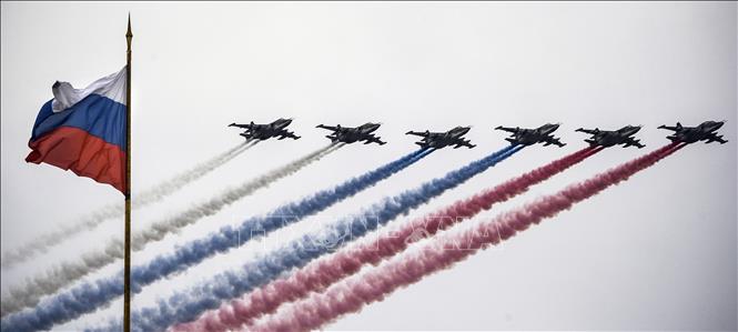 Trong ảnh: Máy bay Sukhoi Su-25 của Nga thả làn khói biểu trưng cho màu sắc quốc kỳ Nga trong lễ diễu binh qua điện Kremlin và Quảng trường đỏ ở Moskva, nhân kỷ niệm 75 năm Ngày chiến thắng phát xít Đức, ngày 9/5/2020. Ảnh: AFP/TTXVN