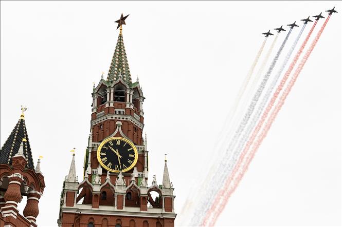 Trong ảnh: Máy bay Sukhoi Su-25 của Nga thả làn khói biểu trưng cho màu sắc quốc kỳ Nga trong lễ diễu binh qua điện Kremlin và Quảng trường đỏ ở Moskva, nhân kỷ niệm 75 năm Ngày chiến thắng phát xít Đức, ngày 9/5/2020. Ảnh: AFP/TTXVN