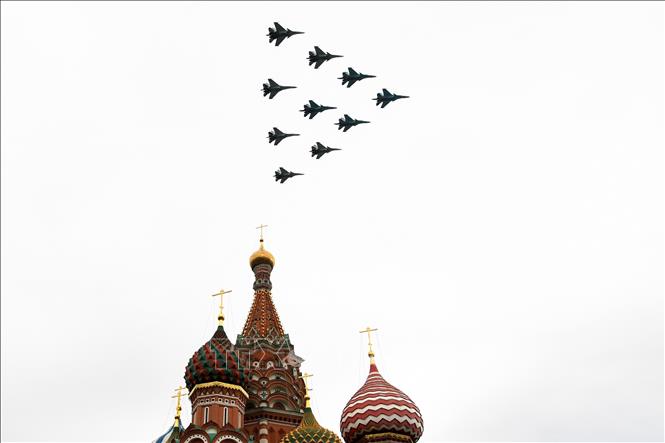 Trong ảnh: Các máy bay chiến đấu Su-35S, Su-34 và Su-30SM của Nga trình diễn trong lễ diễu binh qua điện Kremlin và Quảng trường đỏ ở Moskva, nhân kỷ niệm 75 năm Ngày chiến thắng phát xít Đức, ngày 9/5/2020. Ảnh: AFP/TTXVN