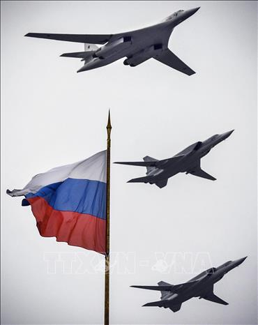 Trong ảnh: Các máy bay quân sự Tupolev Tu-160 và Tu-22M3 của Nga trình diễn trong lễ diễu binh nhân kỷ niệm 75 năm Ngày chiến thắng phát xít Đức, tại Moskva ngày 9/5/2020. Ảnh: AFP/TTXVN