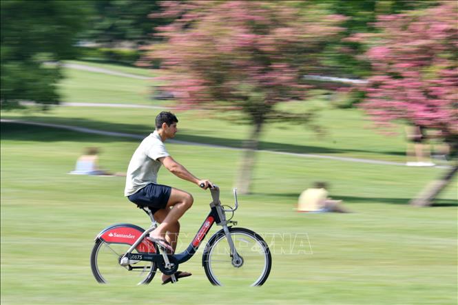 Trong ảnh: Người dân đạp xe tại London, Anh, ngày 7/5/2020. Ảnh: AFP/TTXVN