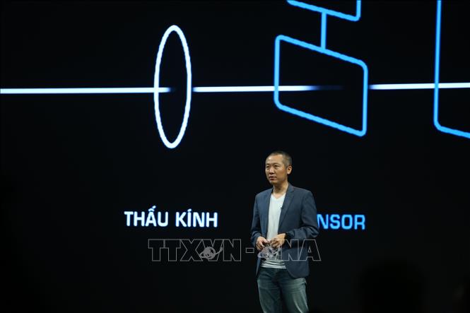 Trong ảnh: Đại diện Bkav trình bày về thiết kế Bphone B86. Ảnh: Minh Quyết - TTXVN